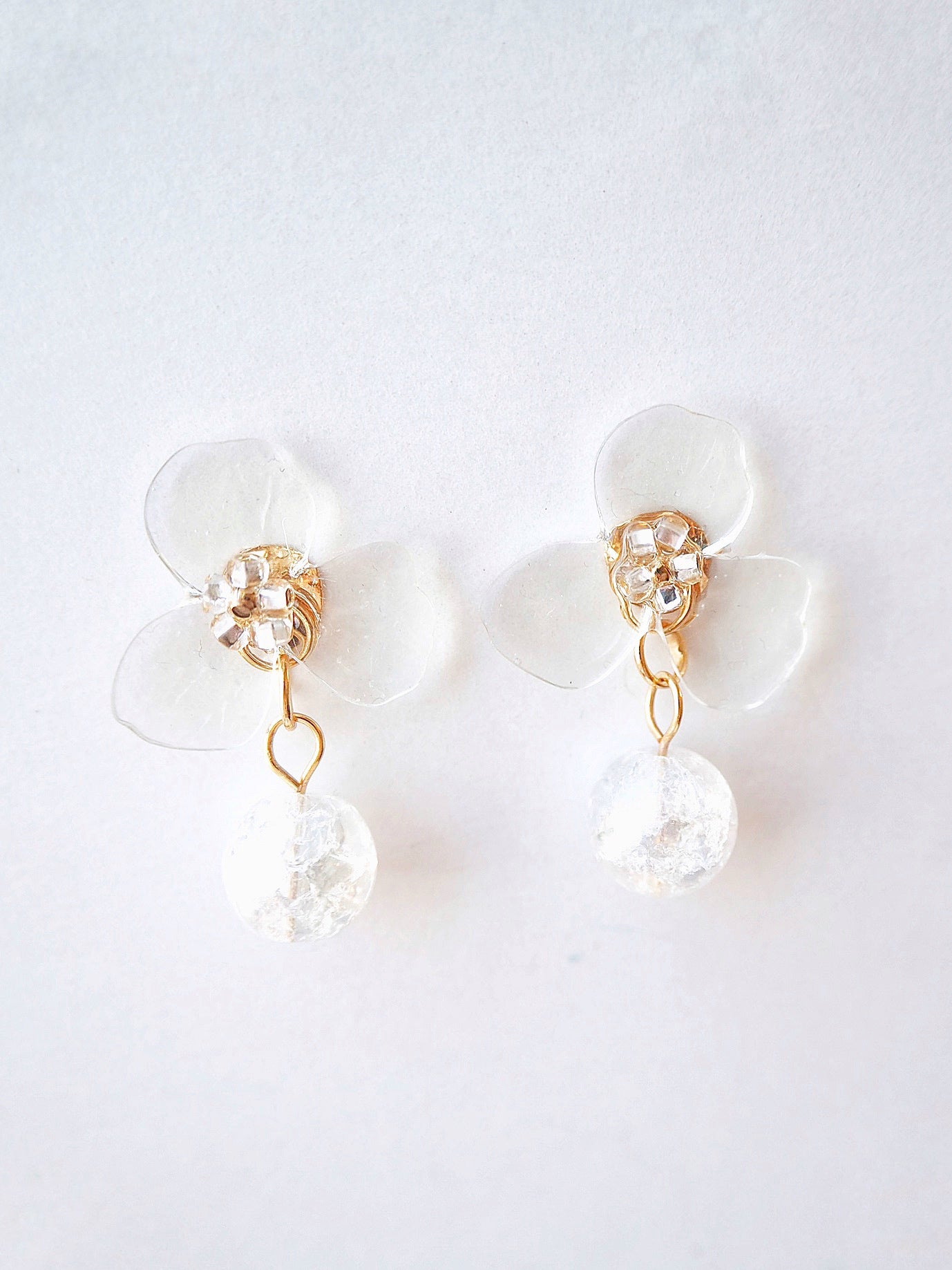 Flower_Clear_Resin_Bead_Dangle_Earrings
