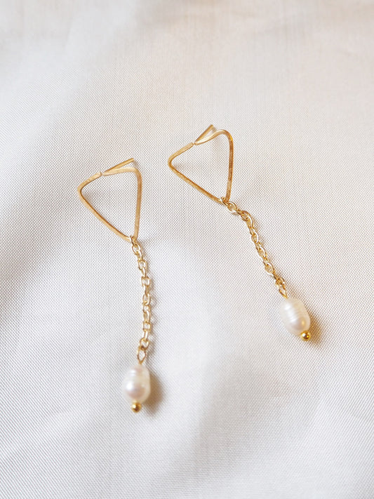 Triangle Wire Chain Freshwater Pearls Drop Earrings
